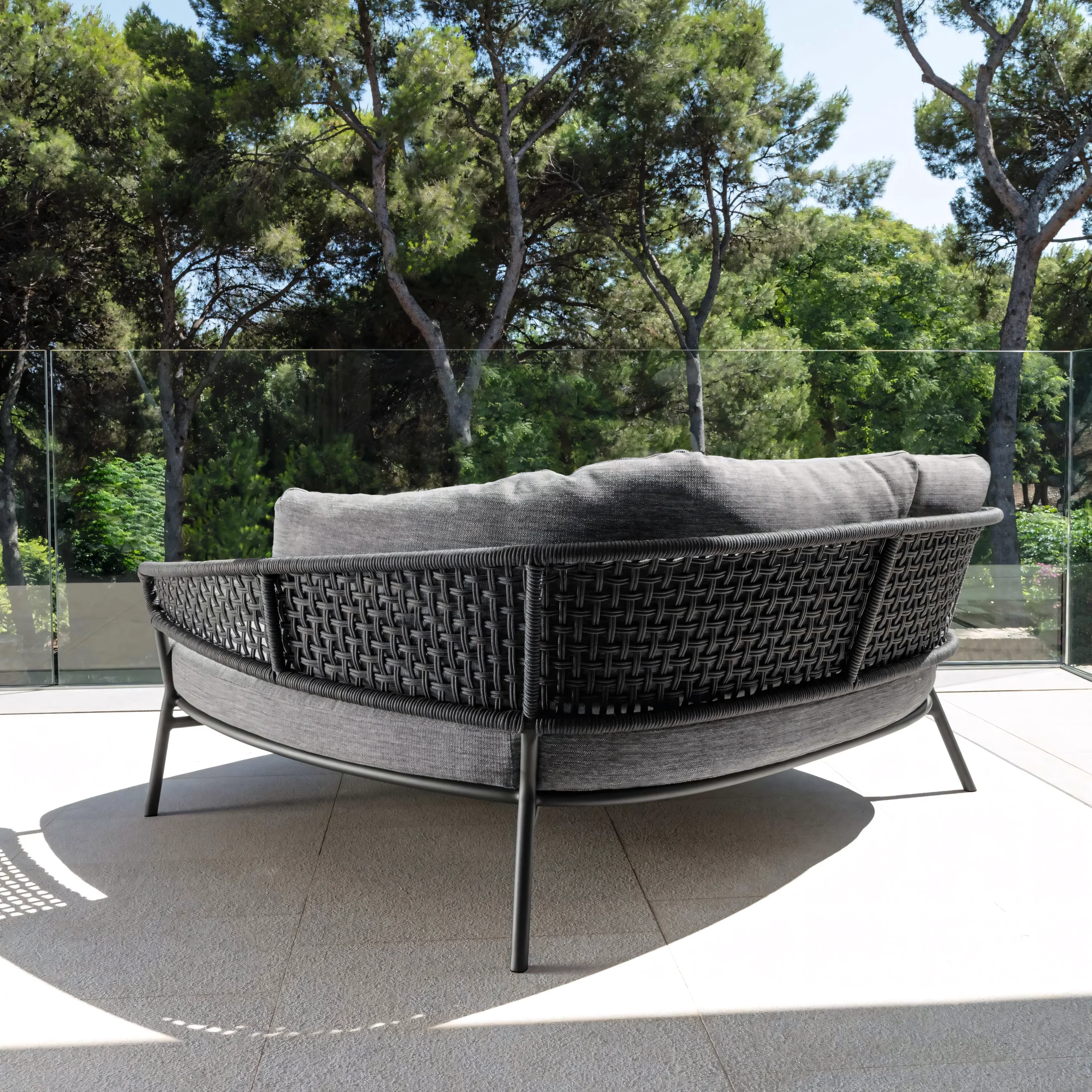 Luxury Curved Woven Patio Sunbed - Contemporary All-Weather Lounge for Villa & Resort - Image 2